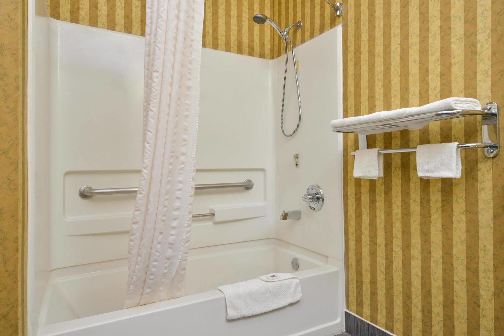 Hotel 6-north Richland Hills, Tx - Ne Worth 2*